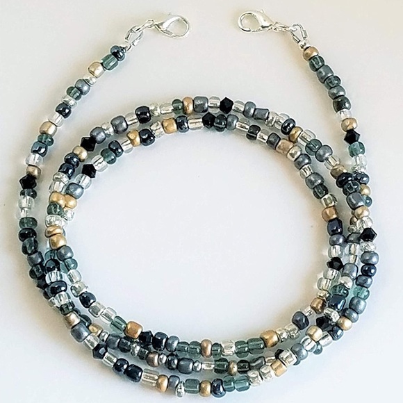 🌿Charity🌿 Hand-strung glass bead MASK holder - Picture 2 of 8